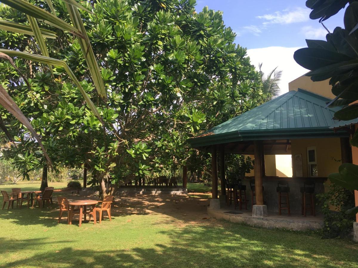 Raja Beach Hotel Balapitiya Exterior photo