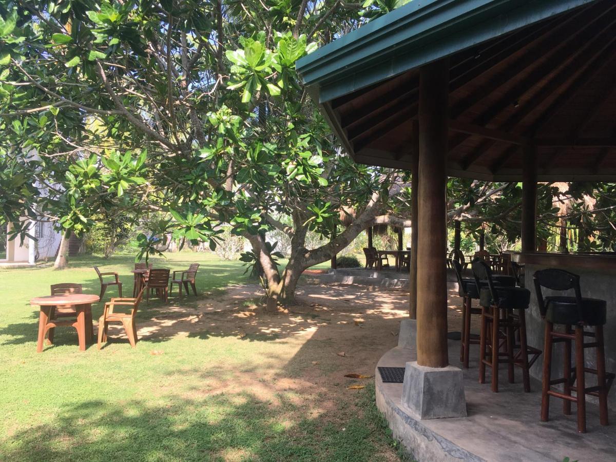 Raja Beach Hotel Balapitiya Exterior photo