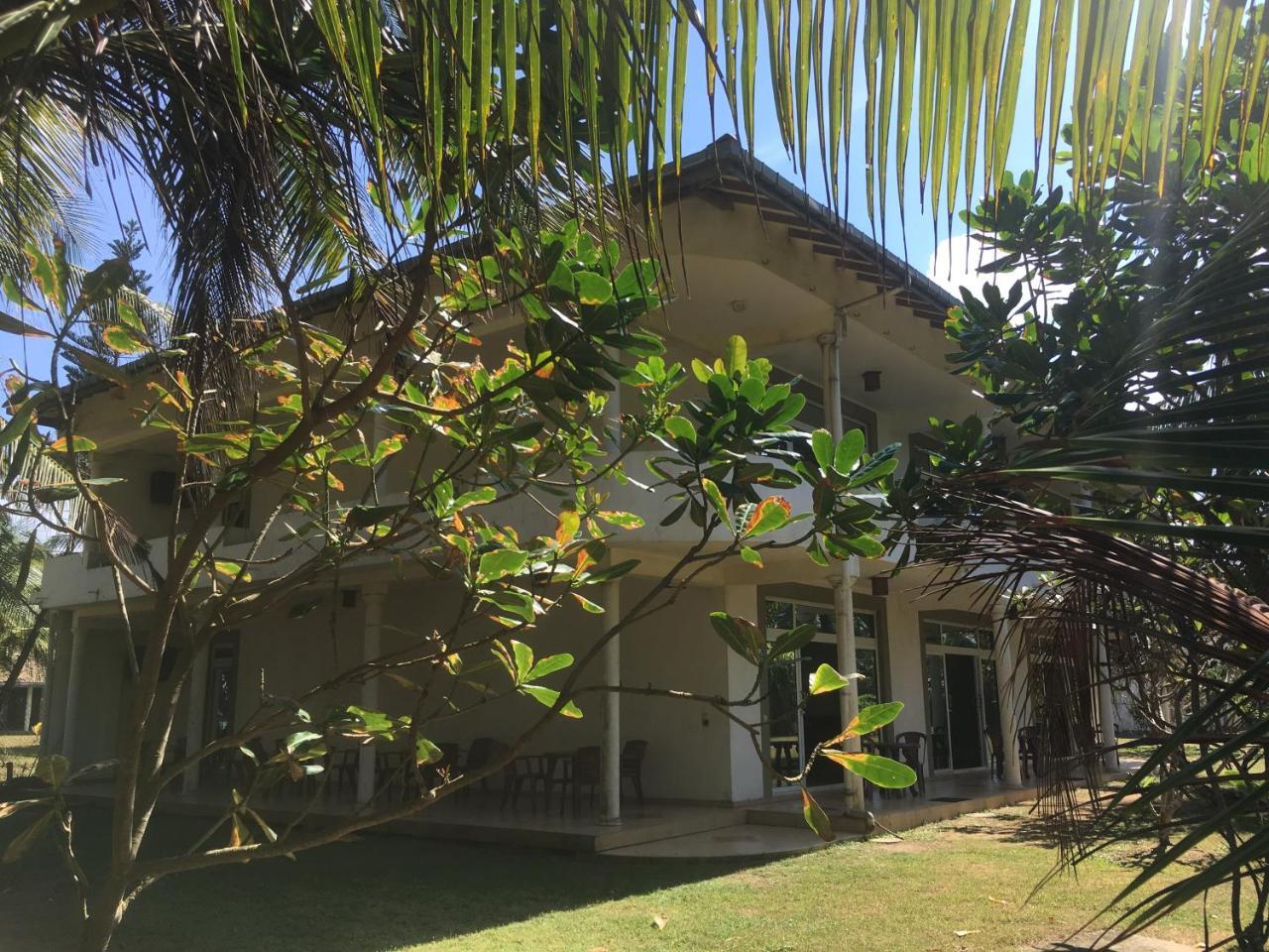 Raja Beach Hotel Balapitiya Exterior photo