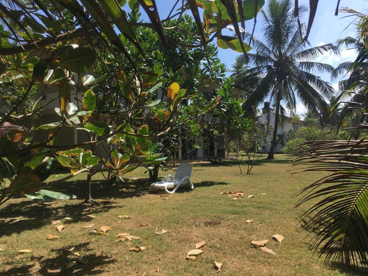 Raja Beach Hotel Balapitiya Exterior photo