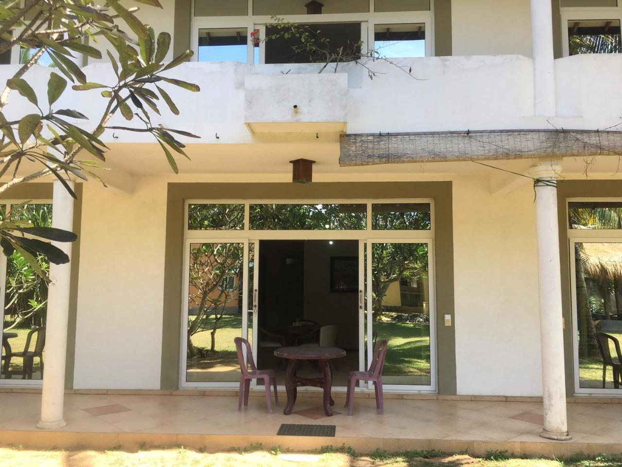 Raja Beach Hotel Balapitiya Exterior photo