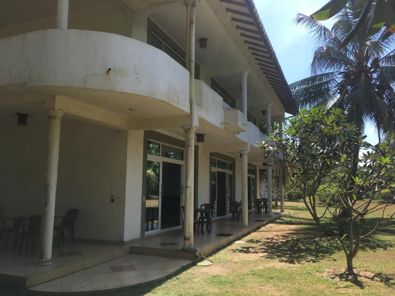 Raja Beach Hotel Balapitiya Exterior photo